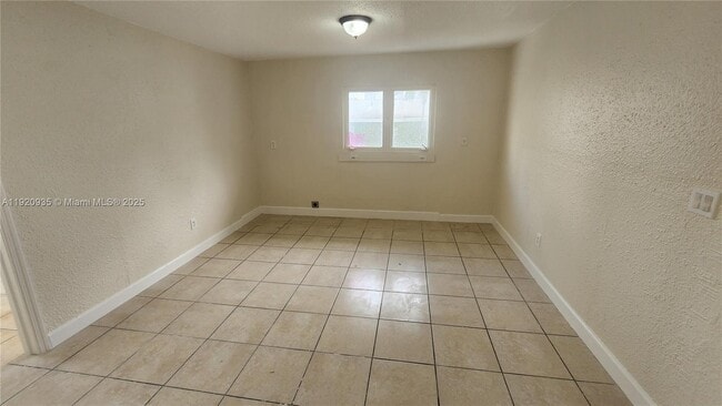 Building Photo - 829 SW 3rd St