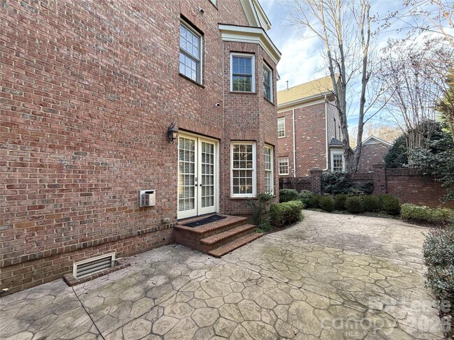 Building Photo - 1109 S Kings Dr