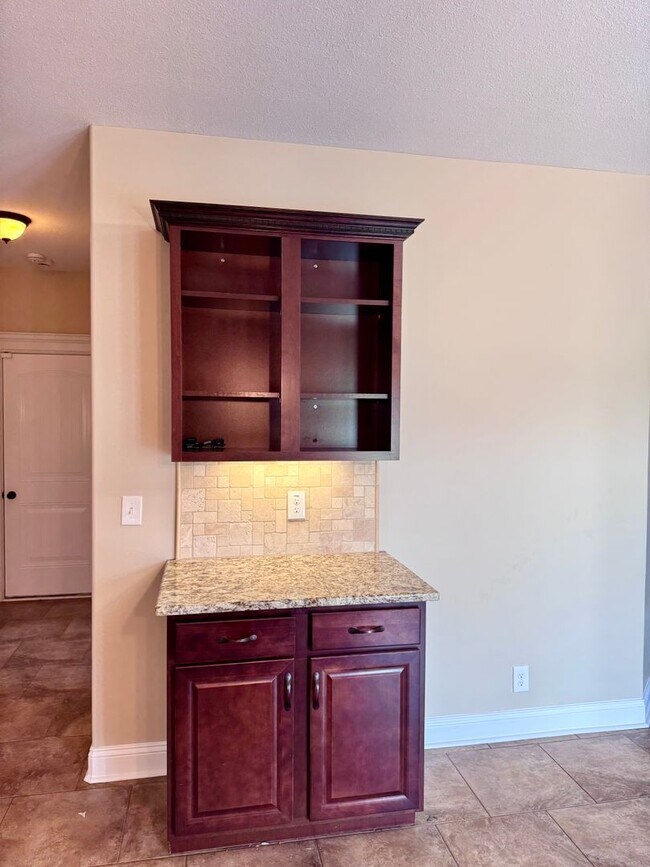 Building Photo - Beautiful Home Located in Farmington Subdivision. 3 Bedrooms, 3.5 baths, Bonus with Wet Bar!