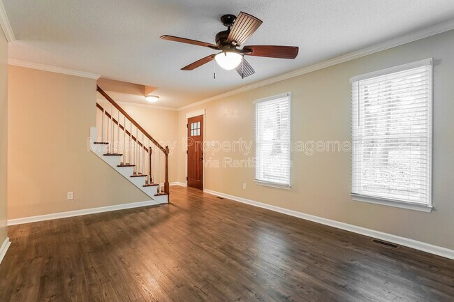 Building Photo - 220 W Elm Ave