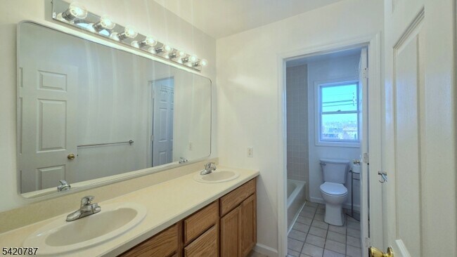 Building Photo - 360 Broad St