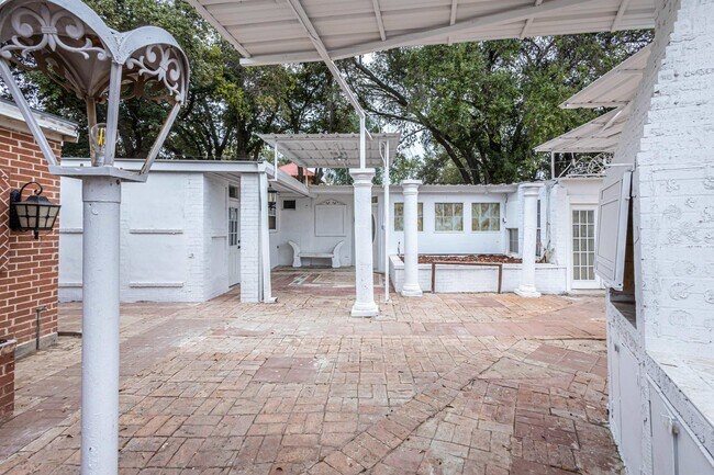 Building Photo - 1420 Corpus Christi St