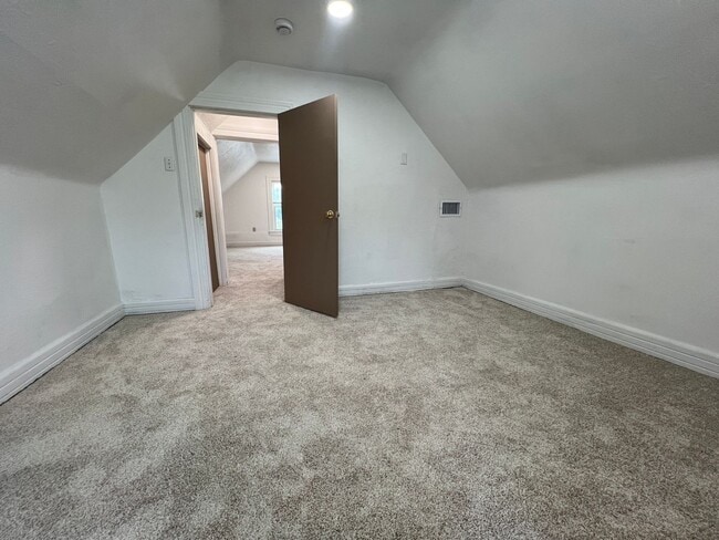 Building Photo - Charming and Updated 3BR Home For Rent in Pittsburgh's Elliot Neighborhood