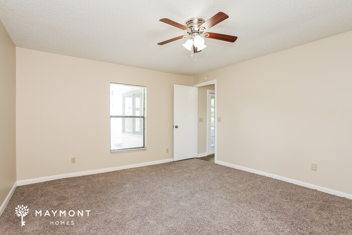 Building Photo - 5613 Pinebay Cir N