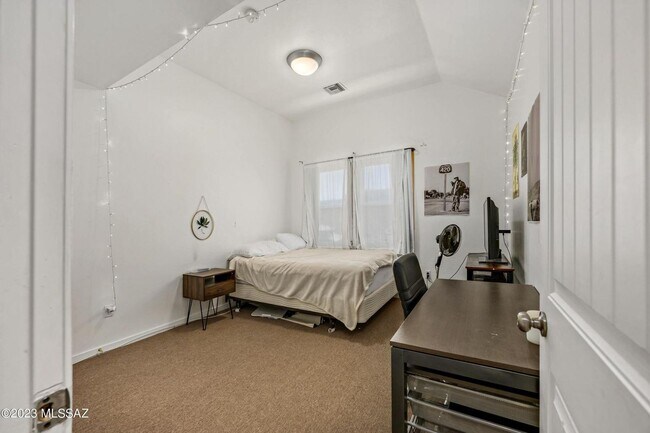 Building Photo - 527 N Jacobus Ave