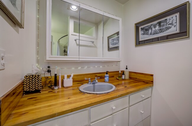 Bathroom - 3626 Veteran Ave
