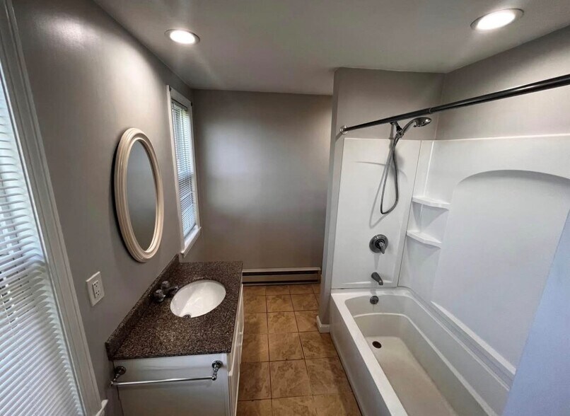 Full Bath - 120 Summit St