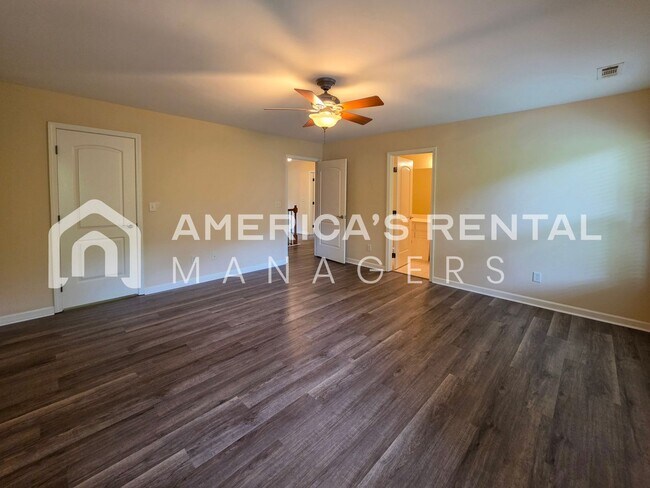 Building Photo - Private Estate Living on Over 3 Acres! Available to view NOW!