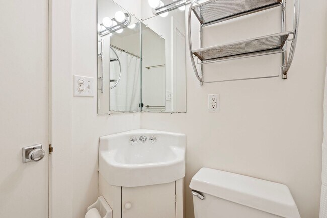 Building Photo - Eureka Valley/Castro 4 Bed + Bonus Room, 3 Bath, 2 Car Garage, City & Valley Views