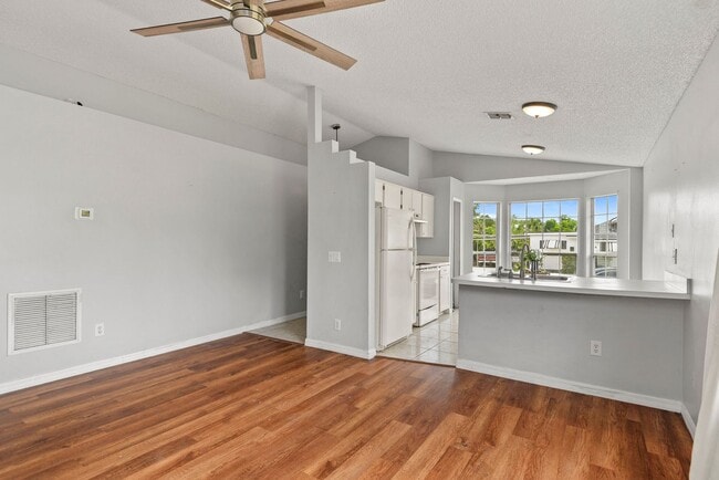 Building Photo - 301 S Capen Ave