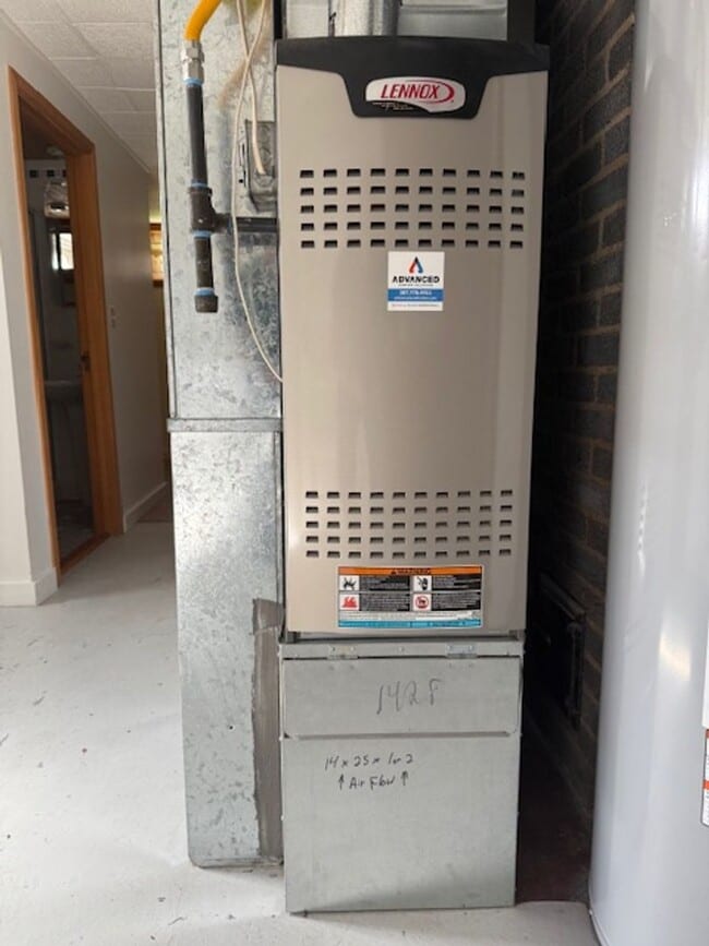 Building Photo - House For Lease