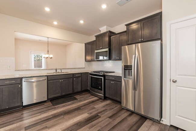 Building Photo - Gorgeous End Unit Townhome!