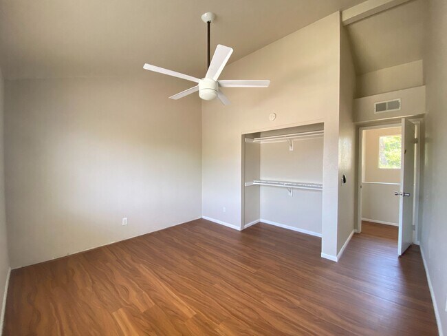 Building Photo - Large House, Close to Campus!!