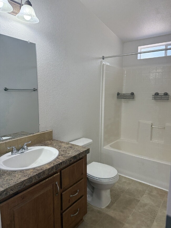 Building Photo - 841 S 11th Dr
