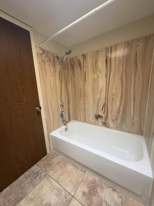 Building Photo - Spacious condo! Includes washer & dryer