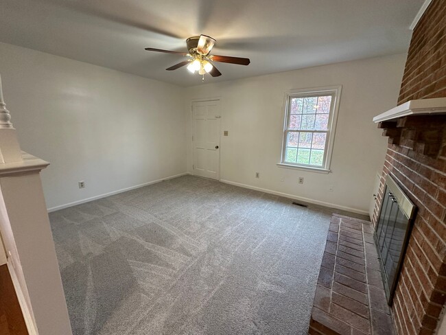 Building Photo - Beautiful apartment in Concord area! Half ...