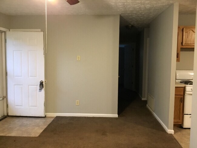 Building Photo - Roomy Southside 3 Bedroom Home with fenced...