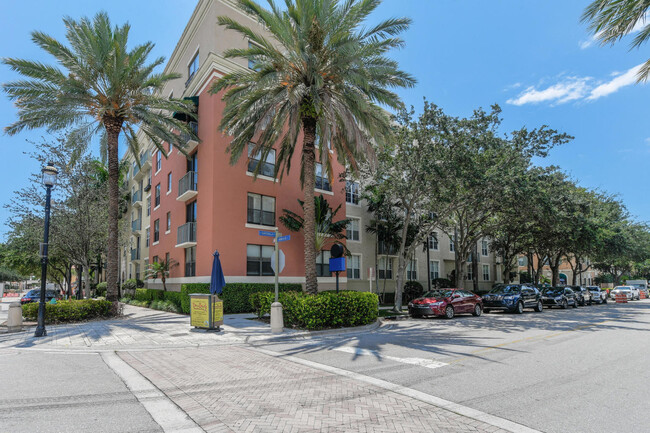Building Photo - 720 S Sapodilla Ave