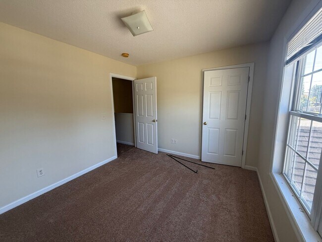 Building Photo - Two bedroom, 1.5 townhouse in Graham (Park...