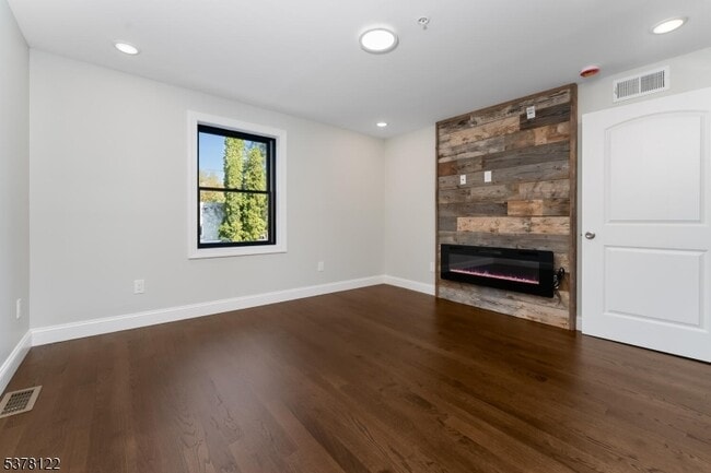 Building Photo - 535 St James Ave