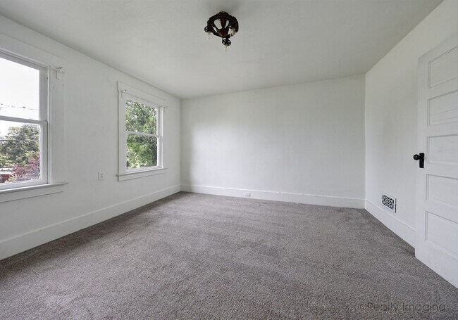 Building Photo - 6015-6017 SE 99th Ave
