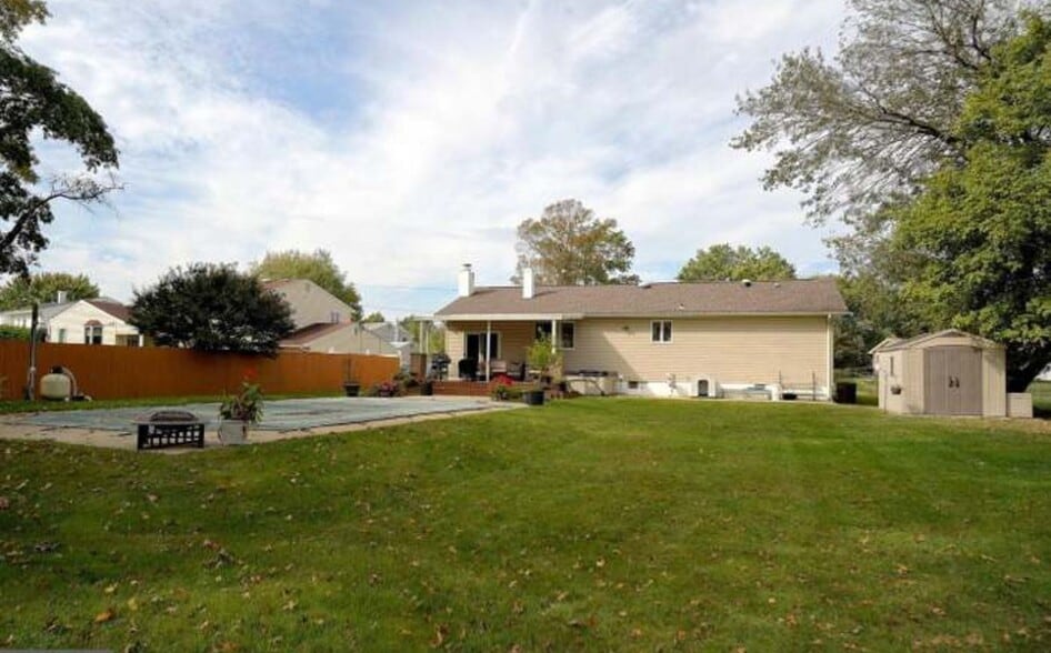 Building Photo - 24 Carl Sandburg Dr
