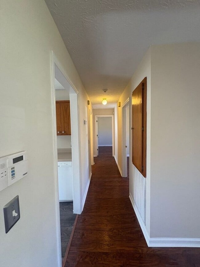 Building Photo - 3 Bed/2 Bath with Deck/Yard in quite neigh...