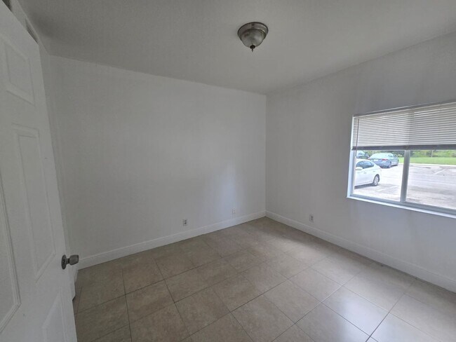 Building Photo - 3 Bedroom Townhome in West Palm Beach