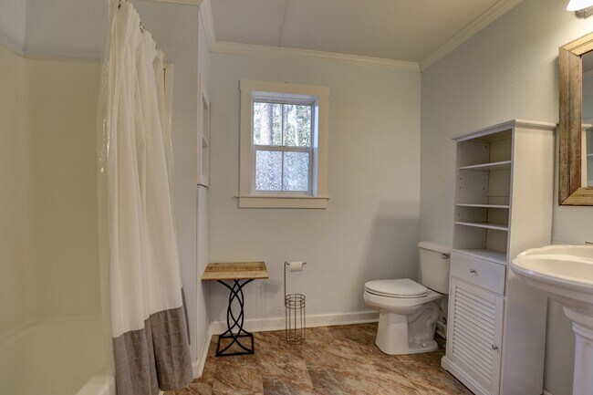 Building Photo - PRICE REDUCTION! SCHEDULE A TOUR TODAY!