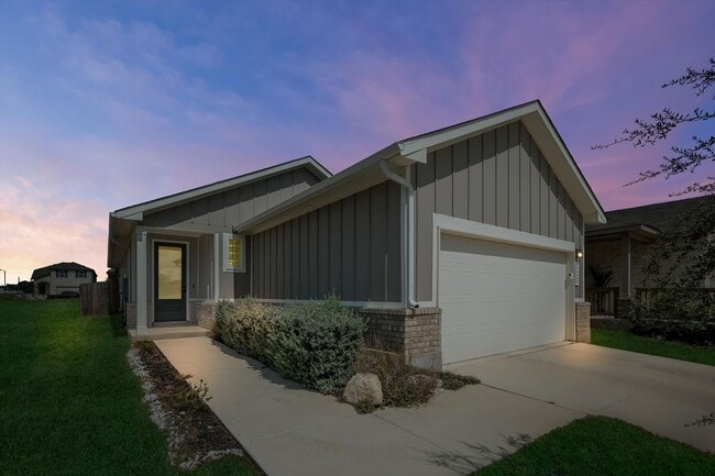 Primary Photo - Bright & Charming Fantine Fields Home