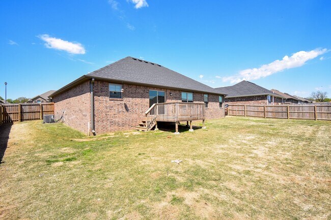 Building Photo - Stunning 3 bedroom, 2 bathroom Home available in Prairie Grove!