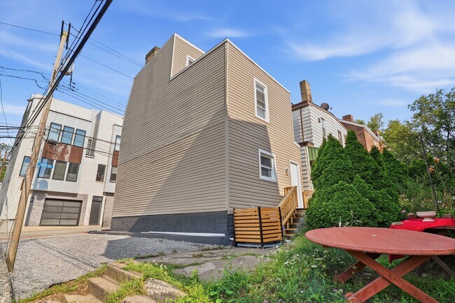 Building Photo - 302 38th St