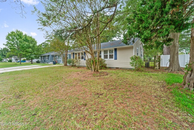 Building Photo - 529 Henderson Dr