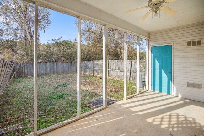 Building Photo - 4 Bedroom 2 Bath Townhouse in Pelham