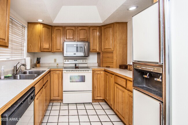 Building Photo - 7633 E Sandalwood Dr