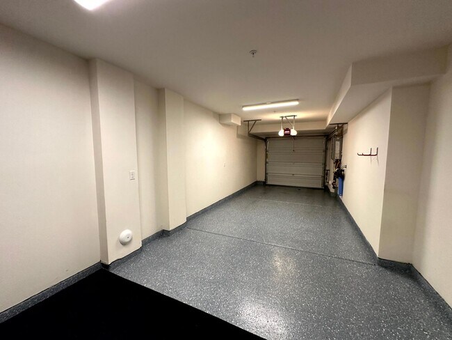 Building Photo - Fantastic 3 Story Townhome - 2 bedrooms - ...