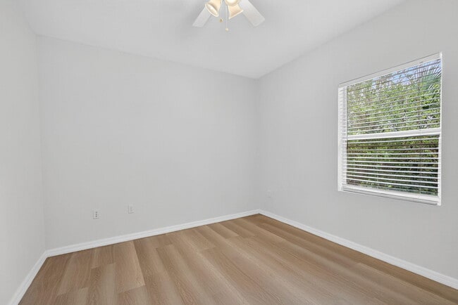 Building Photo - 513 Talia Cir