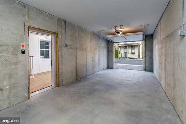 Building Photo - 17 Wilson St