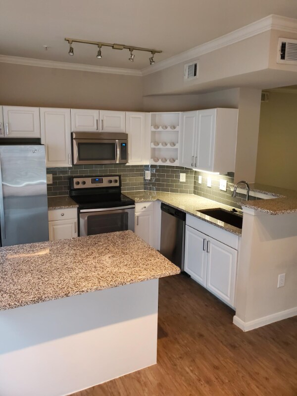 Building Photo - 906 Allen St