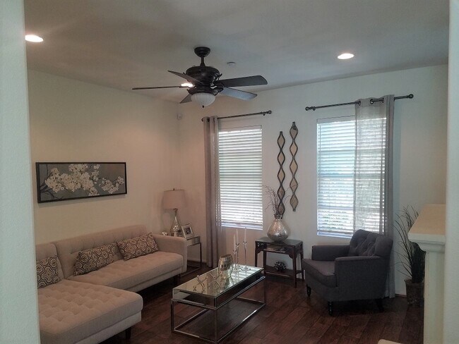 Building Photo - 2 Bedroom with an office!!