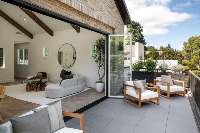 Building Photo - 160 Waverley St