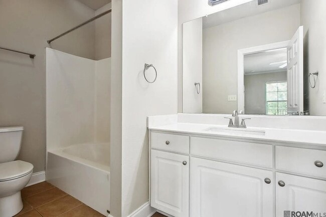 Building Photo - 3 Bedroom near LSU available NOW