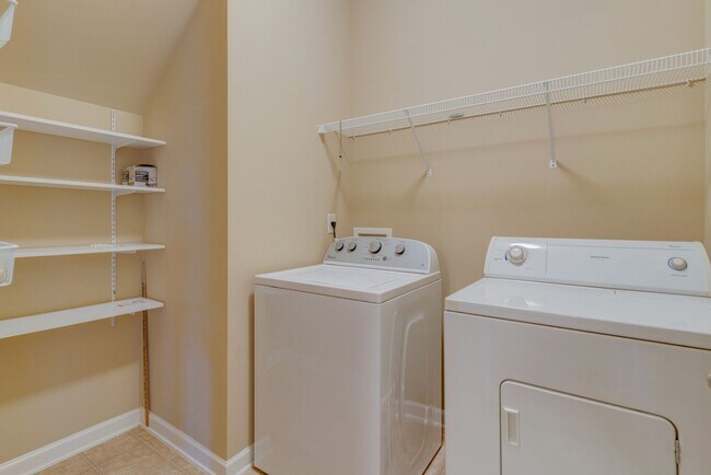 Building Photo - Beautiful 2-Bed, 2.5-Bath Townhouse in Har...