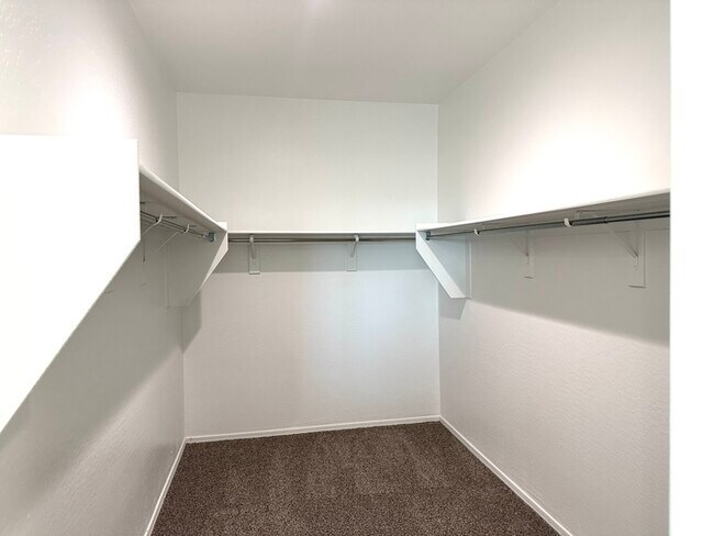 Building Photo - Gorgeous NEWER 4 bedroom 2 bath home in Carlton