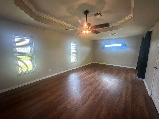 Building Photo - 4 Bedroom plus Den - 2 Bathrooms - 2 Car G...