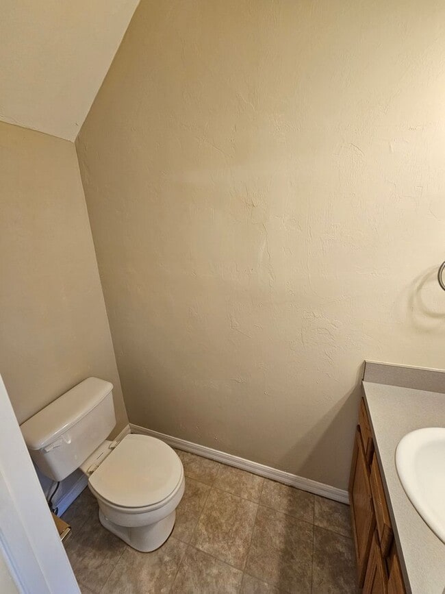 Building Photo - 2 Bedroom/ 2.5 Bath in Victoria Station