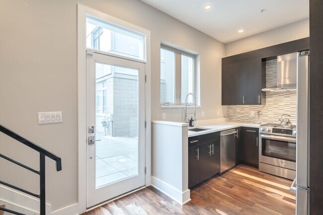 Building Photo - Northern Liberties Townhome with Parking