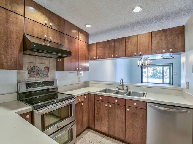 Building Photo - 3 BR/2.5 BA Townhome in Myers Park!