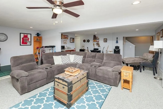 Building Photo - 5805 Pine Ct