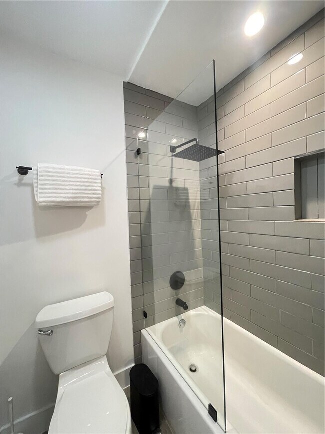 Building Photo - 2708 NE 14th Street Causeway